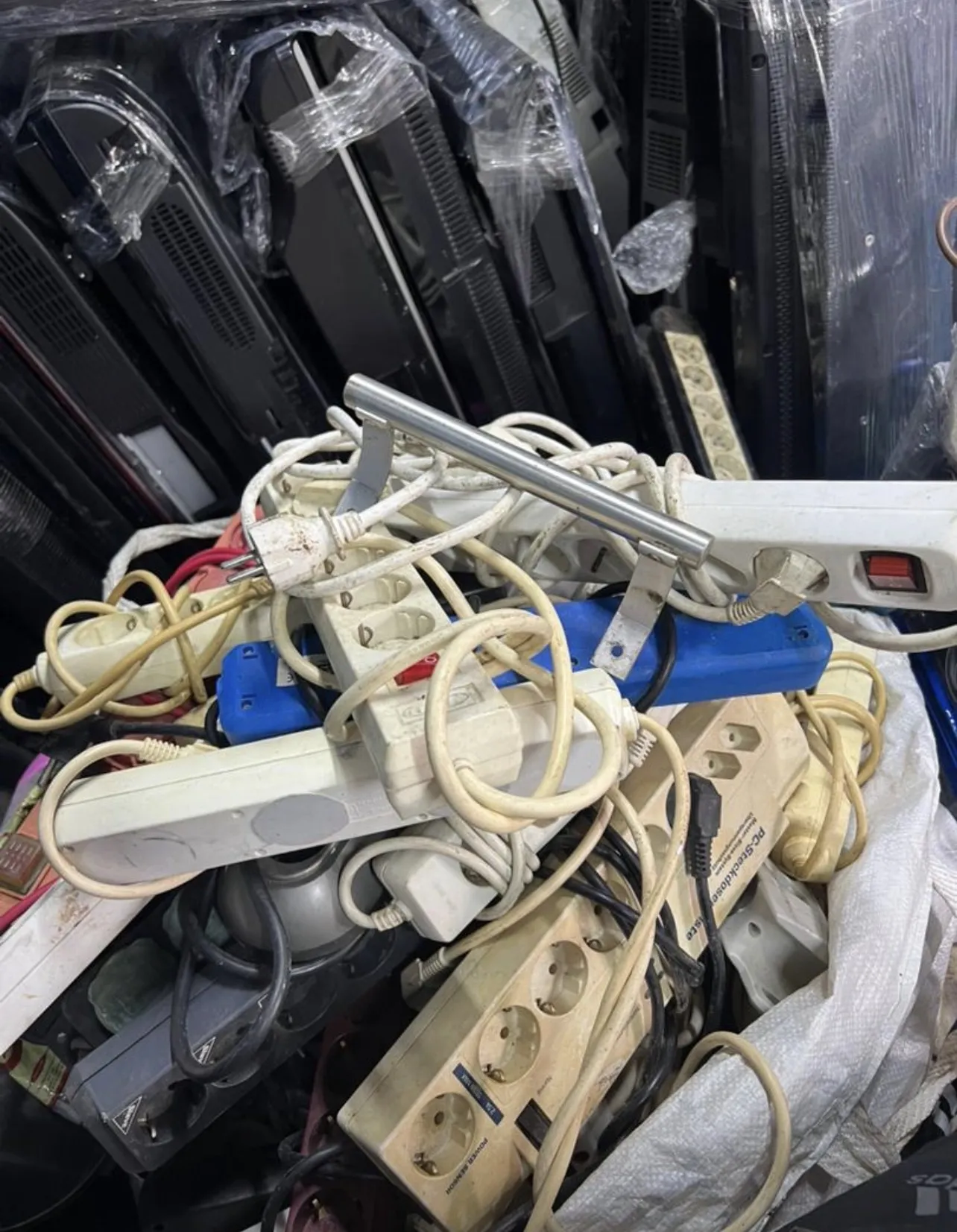 Gallery Photo 3 - Marketplace | Multiple Stuff From Container, Damas, Yaoundé, Cameroon | Electronics & Media  > Other Electronics & Media