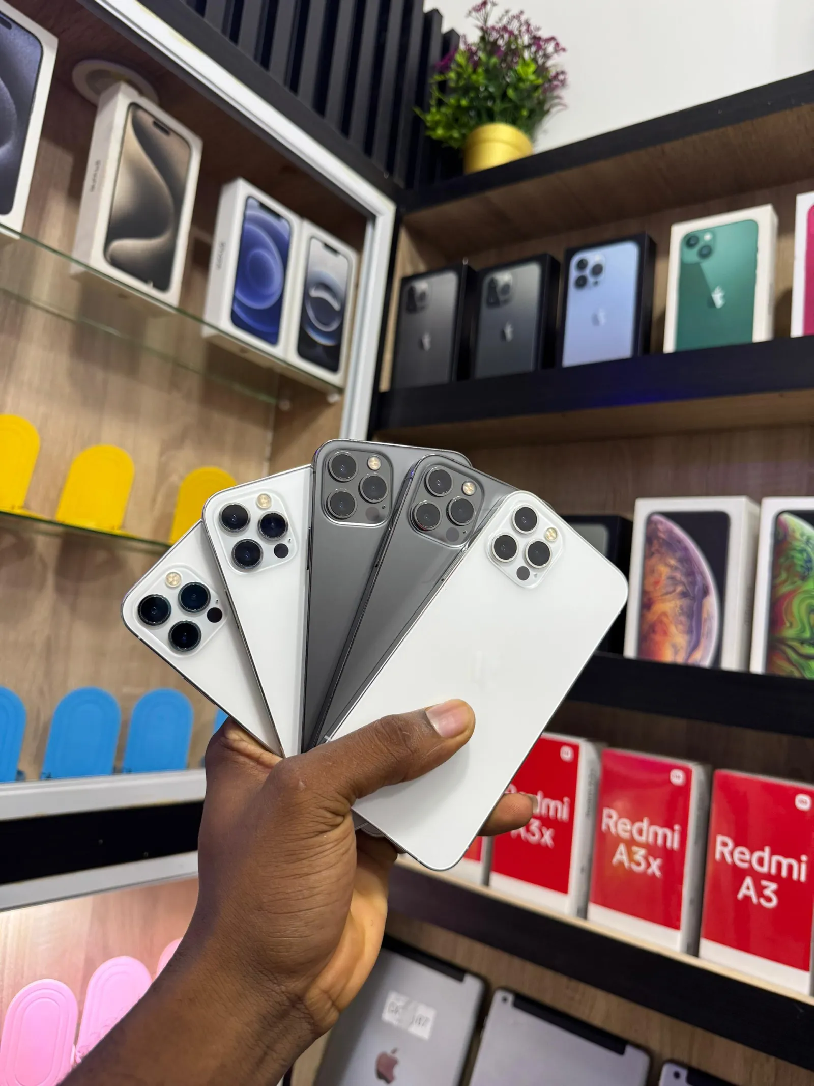 Gallery Photo 2 - Marketplace | Iphone 12 Pro Max, Akwa - Dubaï, Douala, Cameroon | Electronics & Media  > Cell phones & Accessories